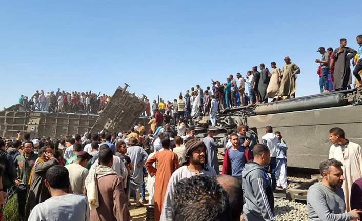 Mısır'da iki tren çarpıştı: 32 ölü, 108 yaralı