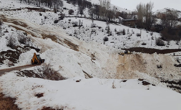 Çığ düşen köy yolu ulaşıma açıldı