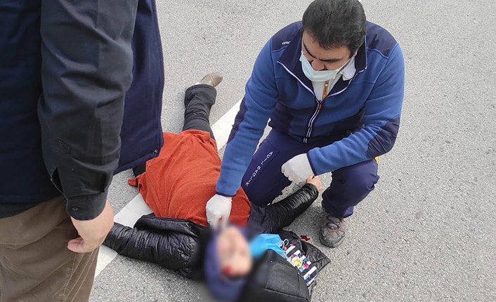 Yaya geçidinde anne ve oğluna otomobil çarptı