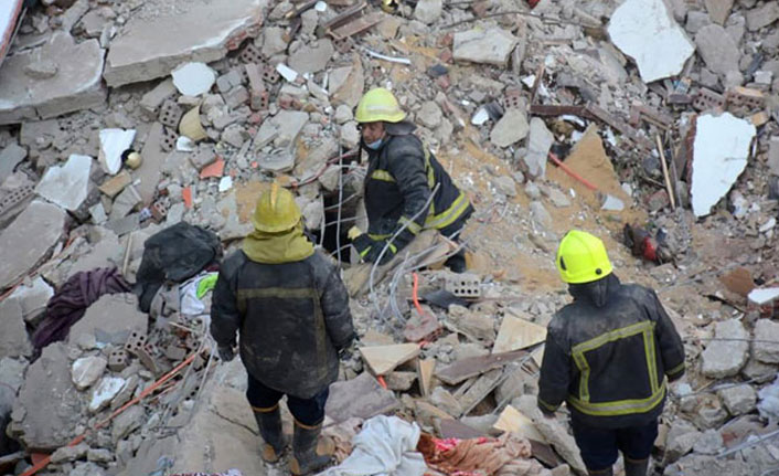 Mısır'da 10 katlı bina çöktü