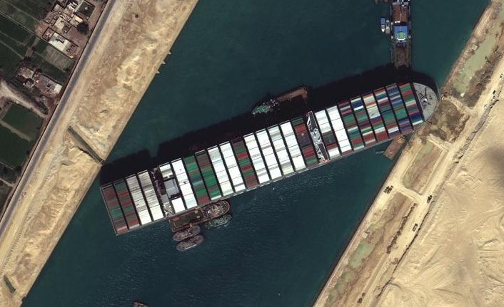 Süveyş Kanalı’nı tıkayan gemi için çalışmalar devam ediyor