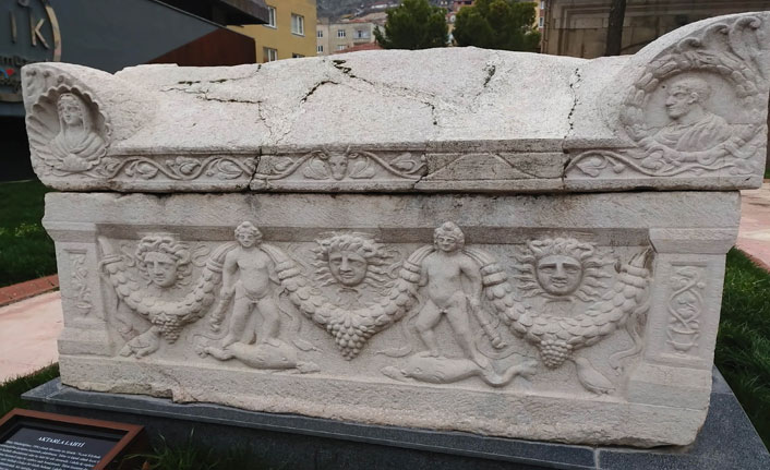 Beddua yazılı lahit Amasya Müzesi'nde sergileniyor