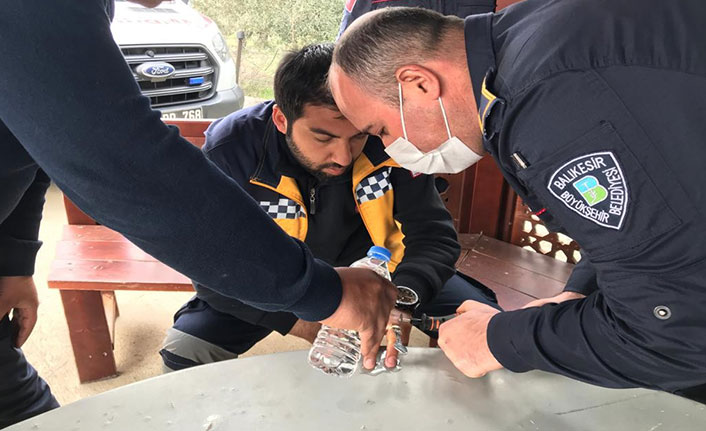 Parmağını arı sokan sağlıkçının yardımına itfaiye koştu!