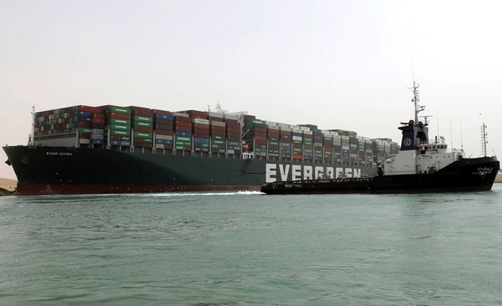 Süveyş Kanalı deniz trafiğine açıldı