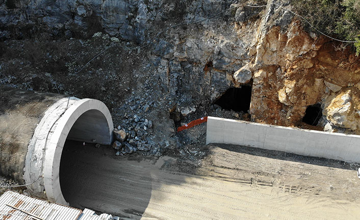 Binlerce yıllık mağara tünel inşaatında gün yüzüne çıktı