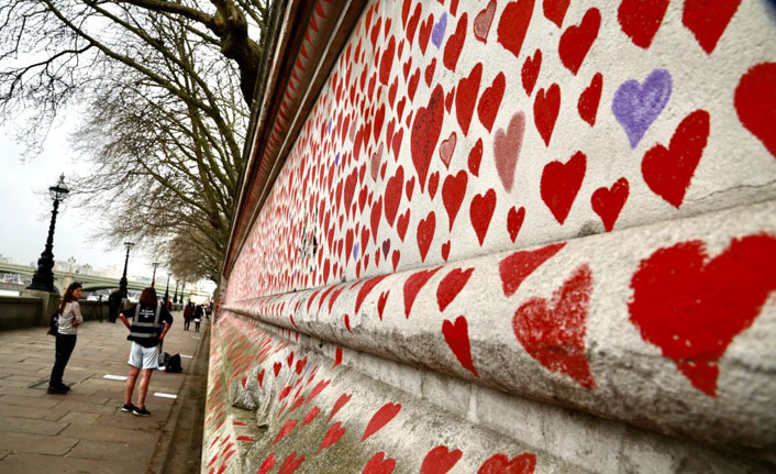 İngiltere'de koronavirüsten ölenler için anma duvarı!