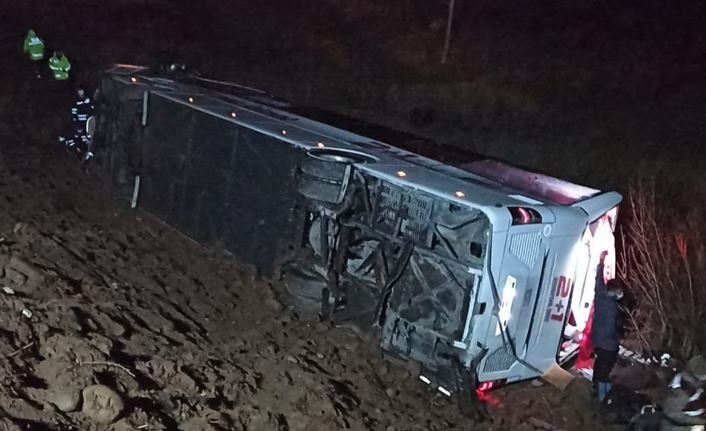 Yolcu otobüsü devrildi! Çok sayıda kişi yaralandı