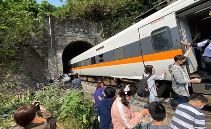 Tren raydan çıktı: 36 ölü, 72 yaralı