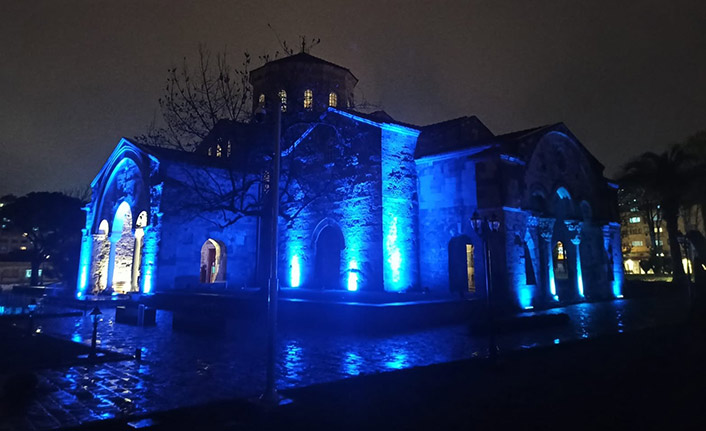 Trabzon'daki Ayasofya Camii mavi görüntüsü ile büyüledi