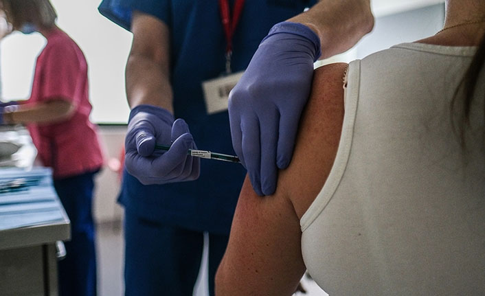 İngiltere'de Oxford-AstraZeneca aşısı olan 7 kişi öldü!