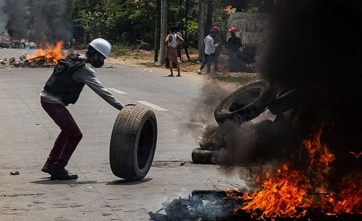 Myanmar'da protestocular polis karakoluna saldırdı: 7 ölü