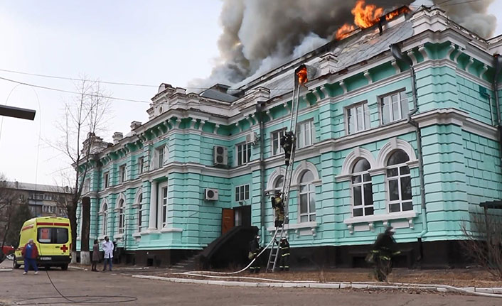 Hastane yandı doktorlar ameliyata devam etti!