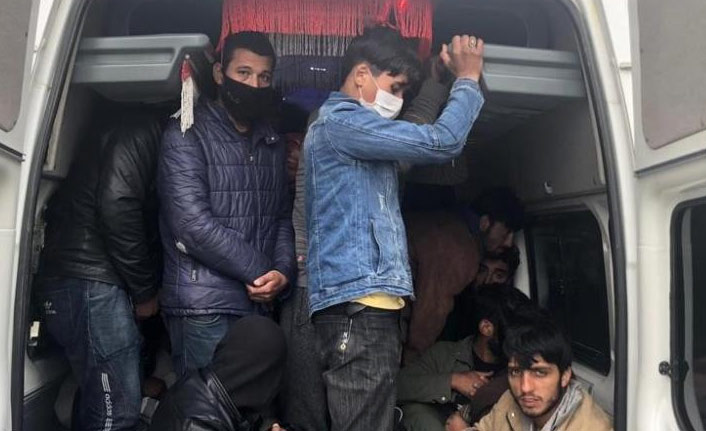 17 kişilik araçtan 40 göçmen çıktı