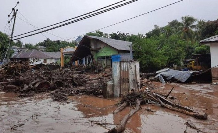 Endonezya'yı sel vurdu: 23 ölü, 9 yaralı