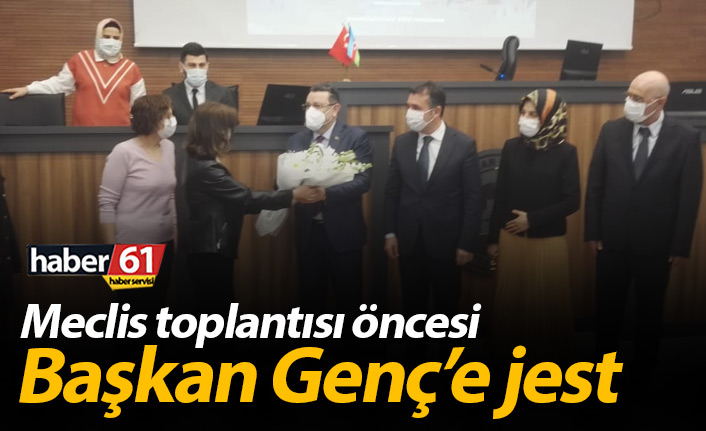 Belediye Meclisi'nde Genç'e jest