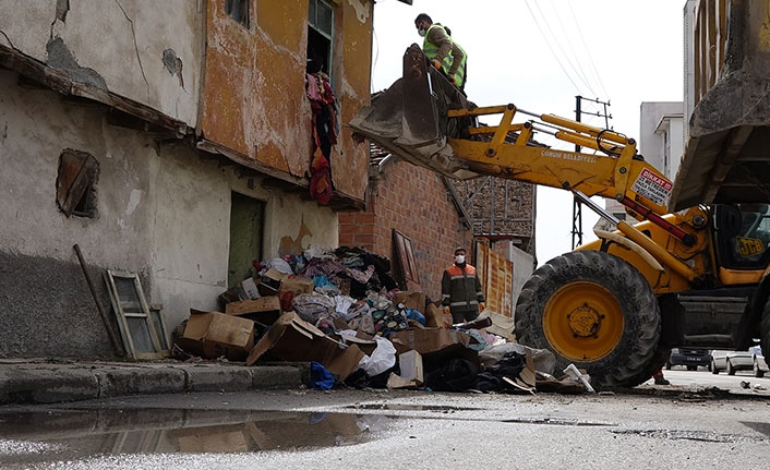 4 kamyon çöp çıkartılan evdeki fareler ekipleri korkuttu
