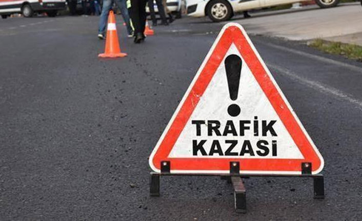 Trabzon'da refüje çarpan araç dereye az bir mesafede durabildi! Yaralılar var