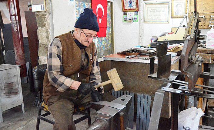 72 yaşındaki soba ustası gençlere taş çıkartıyor