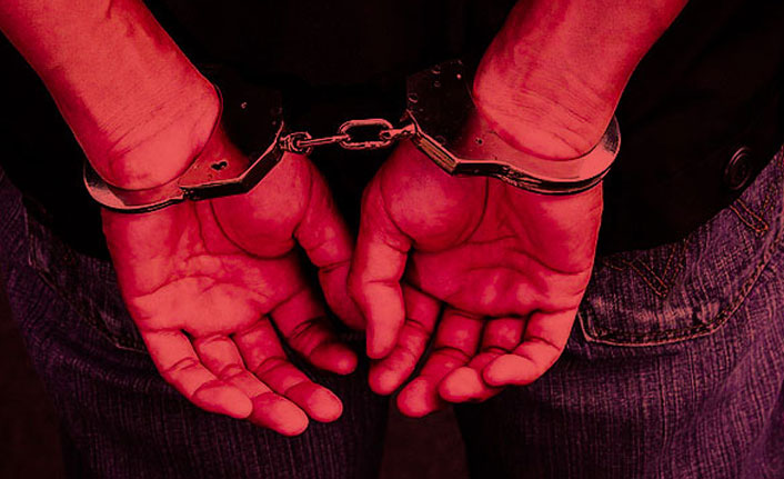 Eşini satırla ağır yaraladı, polisi arayıp teslim oldu