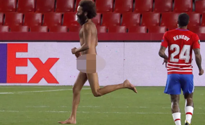 UEFA Avrupa Ligi maçında çırılçıplak sahaya atladı