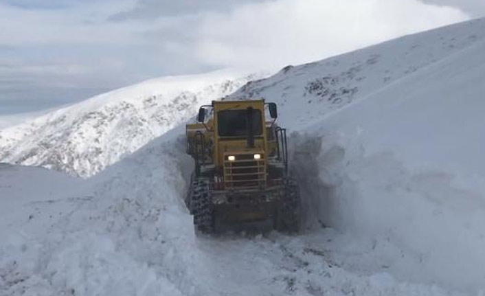 Trabzon Bayburt sınırındaki dünyanın en tehlikeli yolunda zorlu çalışma