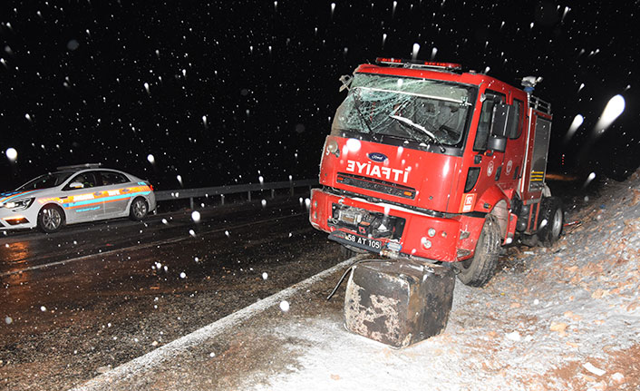 İtfaiye aracı yangına giderken devrildi