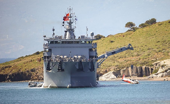 Ege'de denize düşen eğitim uçağının enkazı çıkarıldı