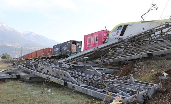 Adana'da aynı istikametteki iki yük treni çarpıştı: 2 makinist yaralı