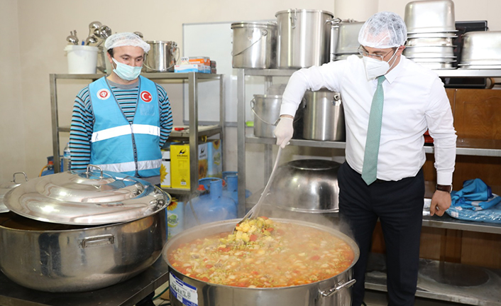 Akçaabat'ta belediyeden sıcak yemek dağıtımına destek