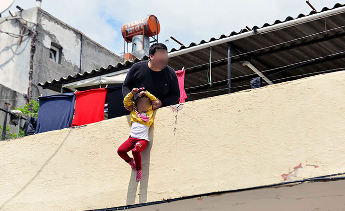 ‘Kanı akarsa büyü bozulacak’ diye bağırıp kızını damdan sarkıttı