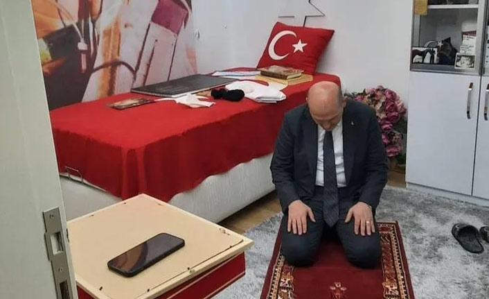 Bakan Soylu, şehidin seccadesinde namaz kıldı