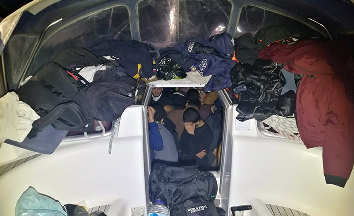 Yelkenli teknede 114 göçmen yakalandı