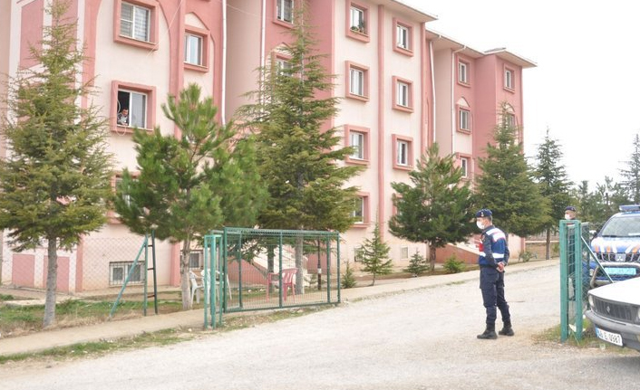 Bir sorumsuzluk örneği daha! Koronavirüslü kadın komşularıyla mantı yaptı