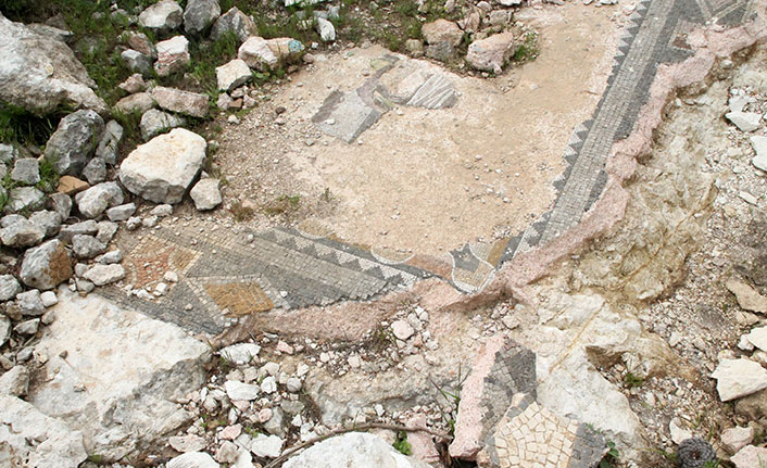 Roma döneminden kalan antik kenti defineciler talan etti