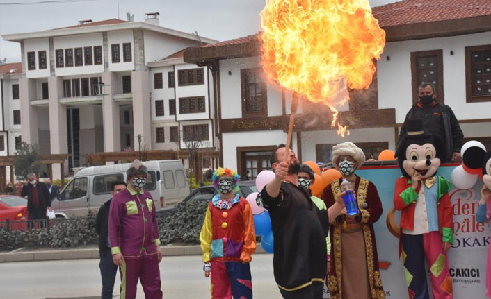 Çocuklara özel sokak gösterisi