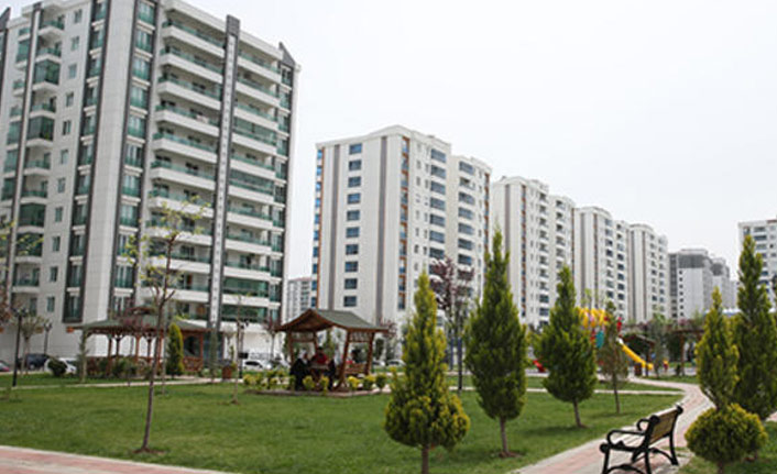 Asansör 11. kattan yere çakıldı... Oğlunu sarılarak kurtardı