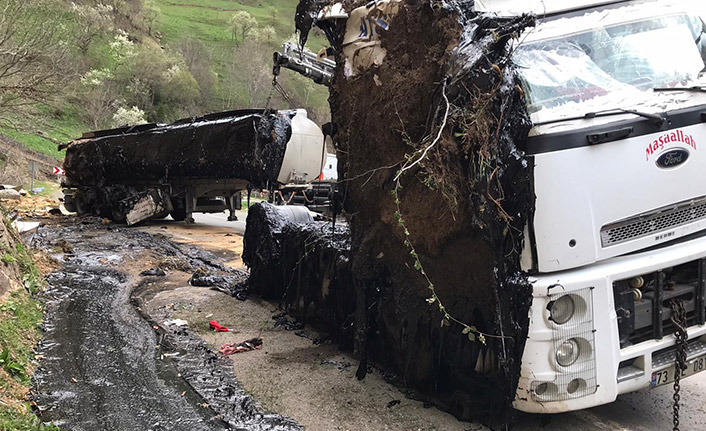 Rize'ye giden zift dolu tanker devrildi