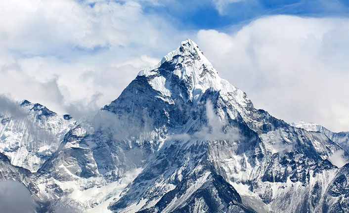 Dünyanın en yüksek dağında ilk Kovid-19 vakası