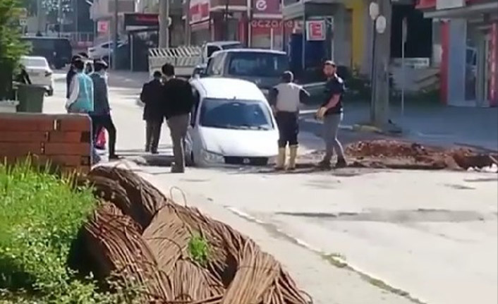 Otomobili ile çukura düştü
