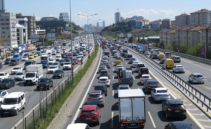 82 saatlik kısıtlama öncesi trafik yoğunluğu arttı