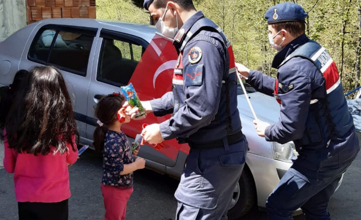 Trabzon'da jandarma 23 Nisan'ı çocuklarla kutladı