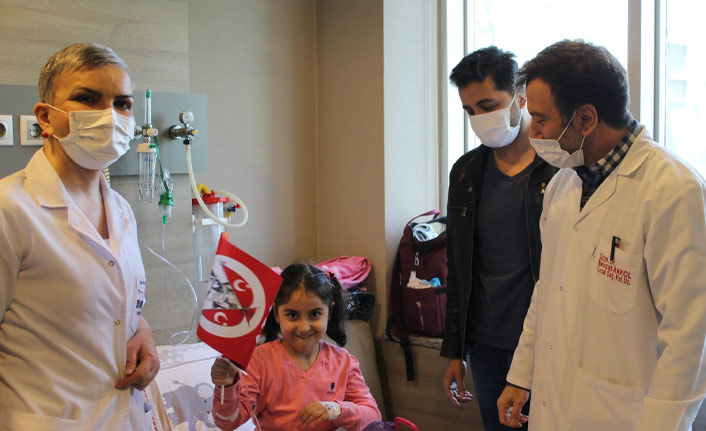Hastanede tedavi gören çocuklara 23 Nisan hediyesi