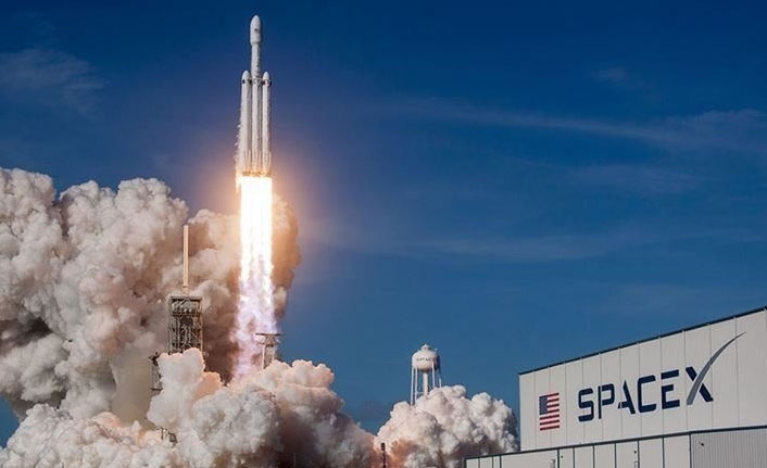 SpaceX 4 astronotu taşıyan mekiğini fırlattı