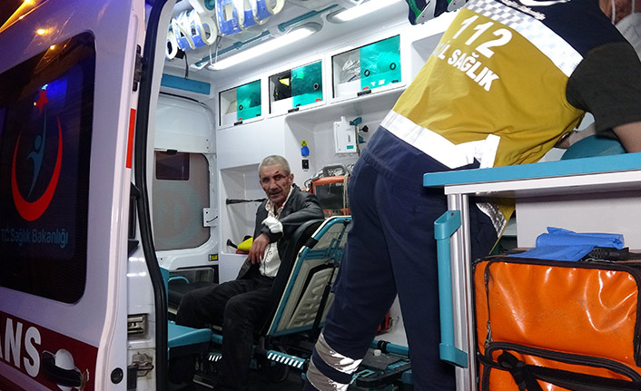 Engelli kardeşini bıçaklayıp başında sigara içti