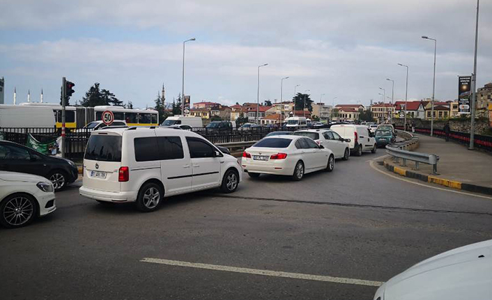 Tam kapanma Trabzon trafiğini vurdu