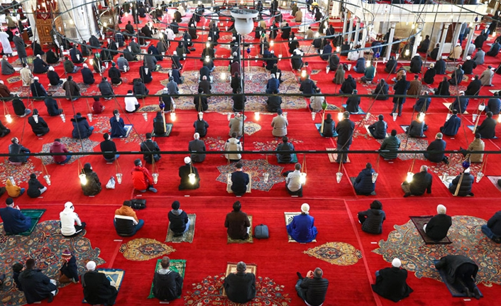 Tam kapanmada Cuma ve Vakit namazı kararı