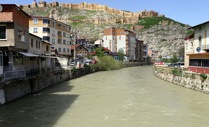 Çoruh nehrinin debisi arttı, Bayburt’u Venedik’e benzetti