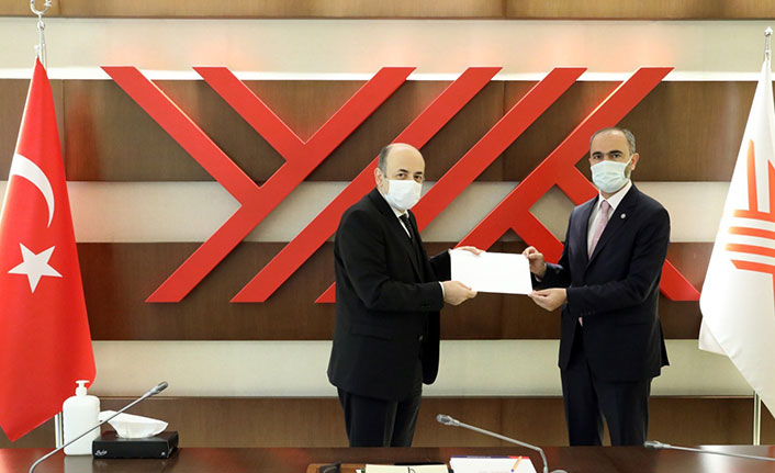 Rektör Türkmen, mazbatasını aldı! Mutlu Türkmen kimdir?