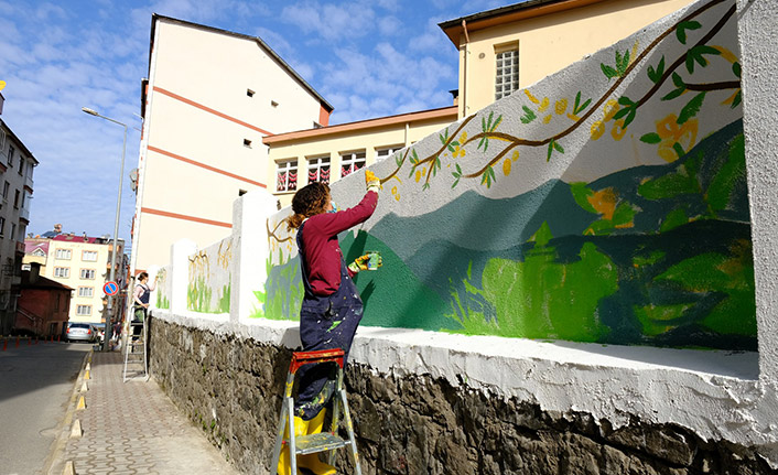 Yabancı öğrenciler Giresun'da duvarları renklendirdi