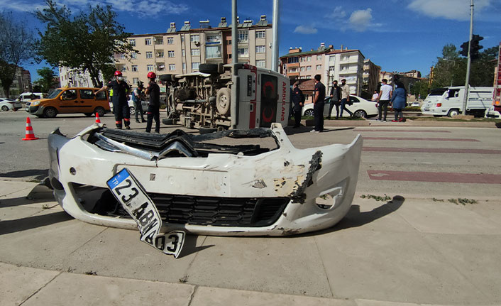 Otomobil ambulansa çarptı, koronavirüs hastası yaralandı